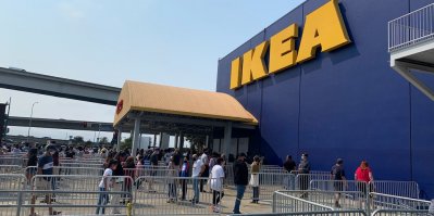 Před prodejnou Ikea stály dlouhé fronty zákazníků už od ranních hodin 