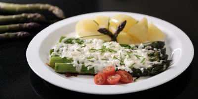 Jak správně připravit chřest? Vyzkoušejte jej v sýrové krustě s bylinkami