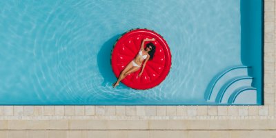 Letní koupání v bazénu? Dovolená u vás doma může začít