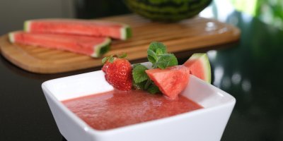 Studená melounová polévka s jahodami a bílým vínem, která osvěží