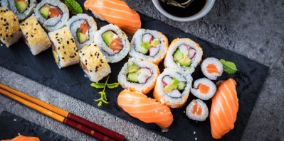 Připravte si výborné domácí sushi jako z restaurace. Fígl s potravinovou fólií značně ulehčí práci a zabrání nepořádku