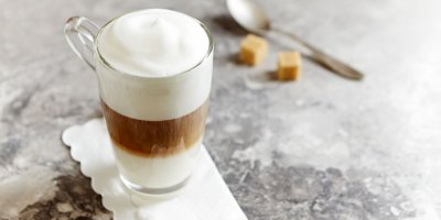 Latte není rozhodně slabá kávička. Víte, kolik kofeinu denně zkonzumujete?
