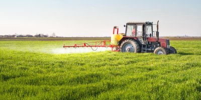 Postřik herbicidem Roundup