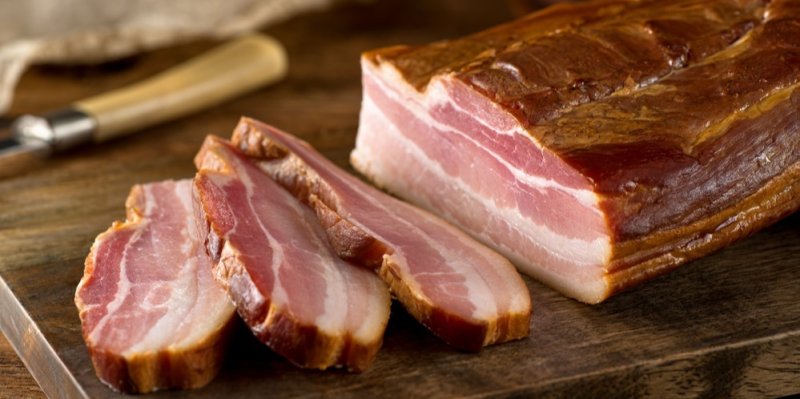 Špek versus slanina: Slanina se vyrábí z vepřového boku, zato špek je slanina z hřbetního sádla