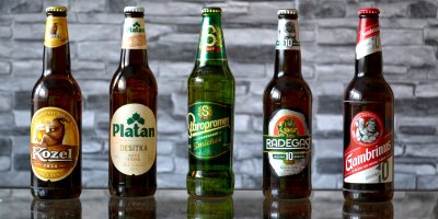 Pět testovaných lahváčů světlého piva vedle sebe – zleva Kozel, Platan, Staropramen, Radegast a Gambrinus
