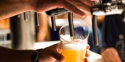 Pivaři pláčou! Hektolitry piva, které se vylily do odpadu, mohou mít za následek zvýšení cen