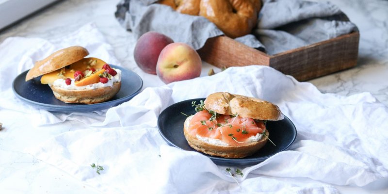 Bagel: Pečivo s dírkou dobylo Ameriku, vymysleli ho ale u sousedů. Zkuste ho na „milion“ způsobů i doma