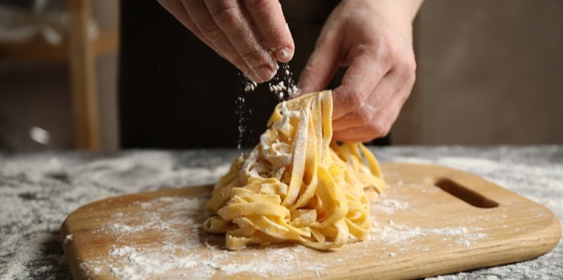 Vyrobte si domácí těstoviny podle italské tradice. Stačí vám jen pár surovin, základ je vytvořit si „vulkán“