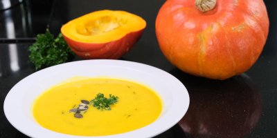 Videorecept: Jednoduchá dýňová polévka se smetanou, kterou zvládne úplně každý