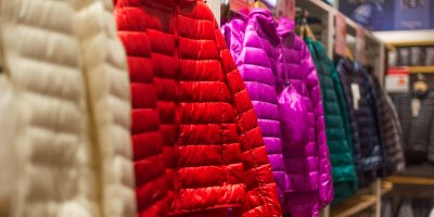 První vlna koronaviru výrazně omezila výrobu oblečení, v obchodech chybí podzimní a zimní kolekce