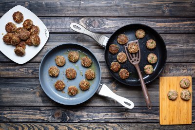 Karbanátky osmažené dozlatova na pánvi.