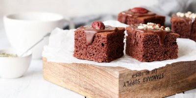 Hrnkový perník zdobený kokosem a čokoládou servírovaný na prkénku