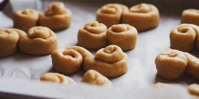 Jidáše na pečicím papíru před upečením