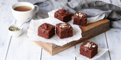 Hrnkový perník zdobený kokosem a čokoládou servírovaný na prkénku