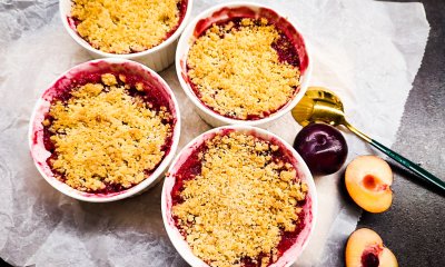 Švestkový crumble v bílé zapékací misce na pečicím papíru