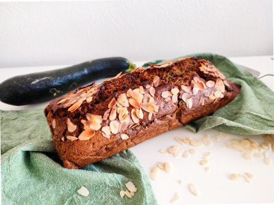 Cuketový chlebíček na utěrce a v pozadí cuketa