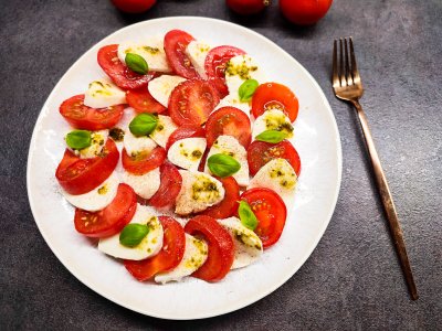 Salát Caprese na bílém talíři