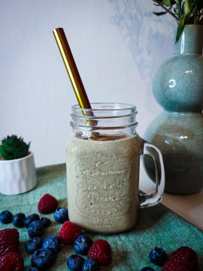 Banánovo-avokádové smoothie s matchou ve sklenici s brčkem