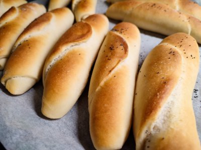 Rohlíky po upečení na plechu