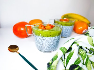 Chia pudink ve dvou skleničkách s ovocem v pozadí