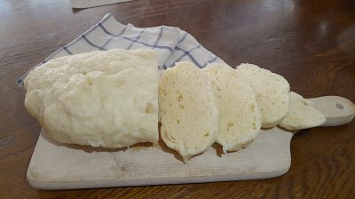 Houskové knedlíky servírované na prkénku