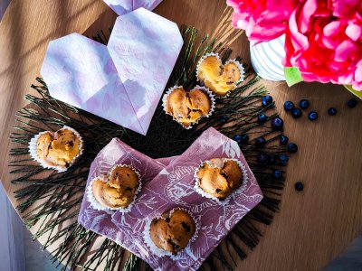 Valentýnské muffiny, servírované na srdci z ubrousku
