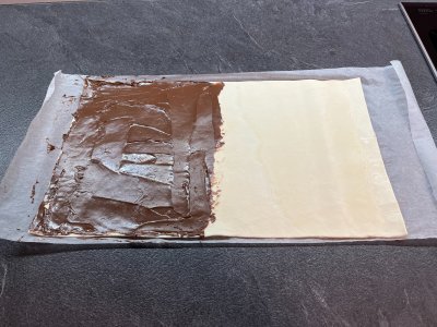 Listové těsto do půlky natření Nutellou.