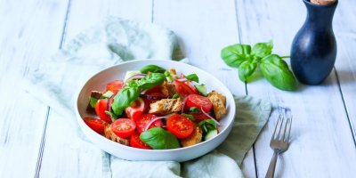 Salát panzanella naservírovanný na talíři