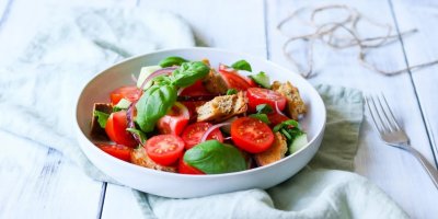 Salát panzanella naservírovanný na talíři