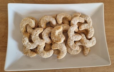 Bezlepkové vanilkové rohlíčky v bílé misce