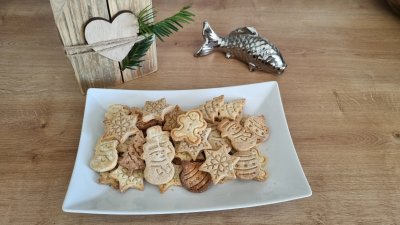 Bezlepkové máslové sušenky na bílé misce