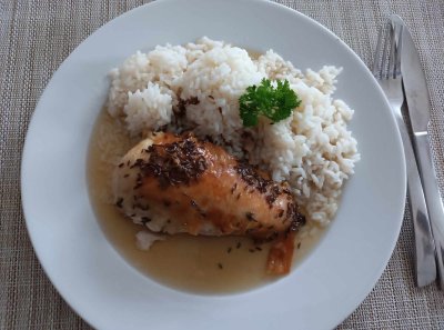 Kuře à la kachna podávané s rýží na bílém talíři