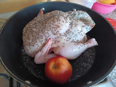 Kuře à la kachna připravené k pečení v pekáčku