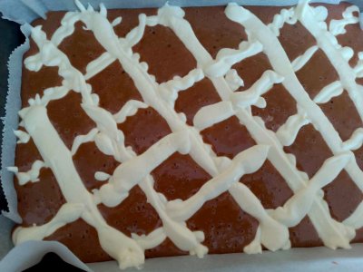 Kakaová buchta, ozdobná tvarohovou náplní ve tvaru mřížky