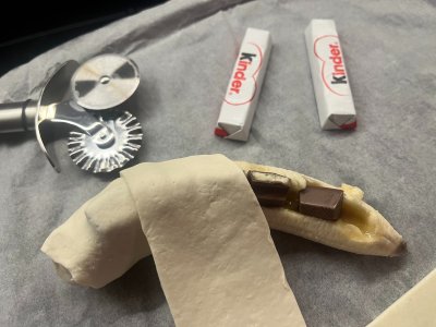Banán, naplněný Kinder čokoládou, zamotaný v listovém těstě