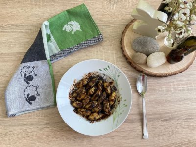 Šlíšky s rozmíchanými povidly a mákem na bílém talíři