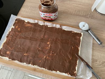 Natřené listového těsta na pletence Nutellou