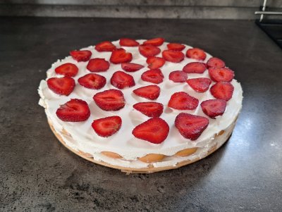 Nepečený piškotový dort s jahodami na černé pracovní desce