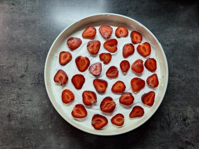 Nepečený piškotový dort s jahodami v dortové formě