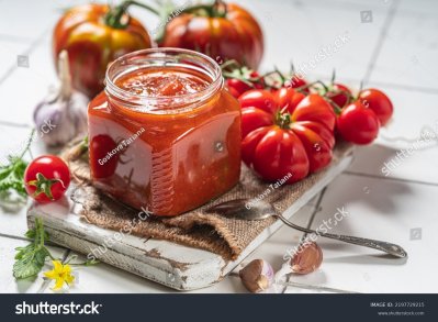 rajčatová salsa ve skleněné misce na dřevěném prkénku