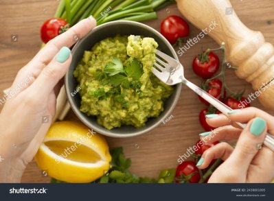 guacamole zrobené čerstvým koriandrem, podávané v misce