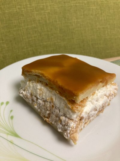 Karamelový větrník na plech na bílém talíři