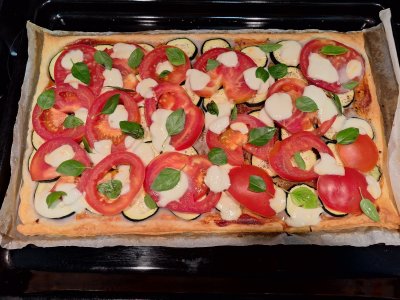 Cuketová pizza s rajčaty a mozzarellou na plechu