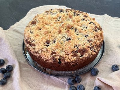 Borůvkový koláč s drobenkou na pečicí formě