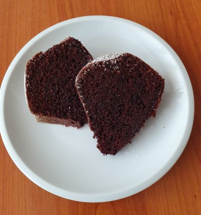 Dva kousky kefírové bábovky na bílém talířku