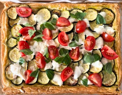 Cuketová pizza s rajčaty a mozzarellou na plechu