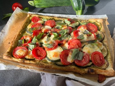 Cuketová pizza s rajčaty a mozzarellou na plechu