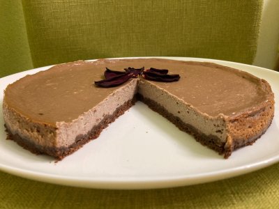 Kakaový cheesecake na bílém talíři