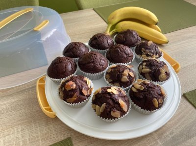 Banánové muffiny na plastovém bílém podnose