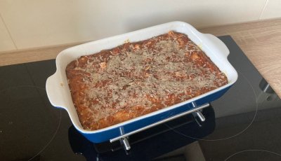 Cukeťák se sýrem v modro-bílém pekáčku